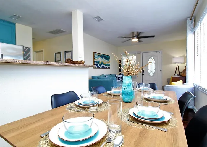 Beachy For Family Fun! Walk To Beach! Holiday home *