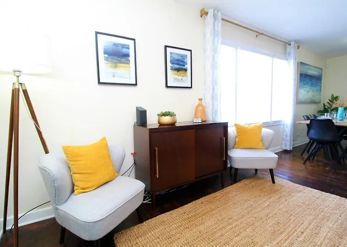 Beachy For Family Fun! Walk To Beach! Holiday home