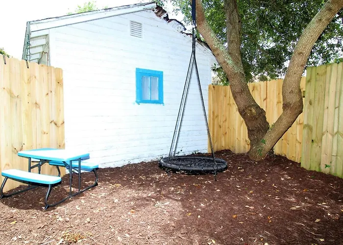 Beachy For Family Fun! Walk To Beach! Holiday home