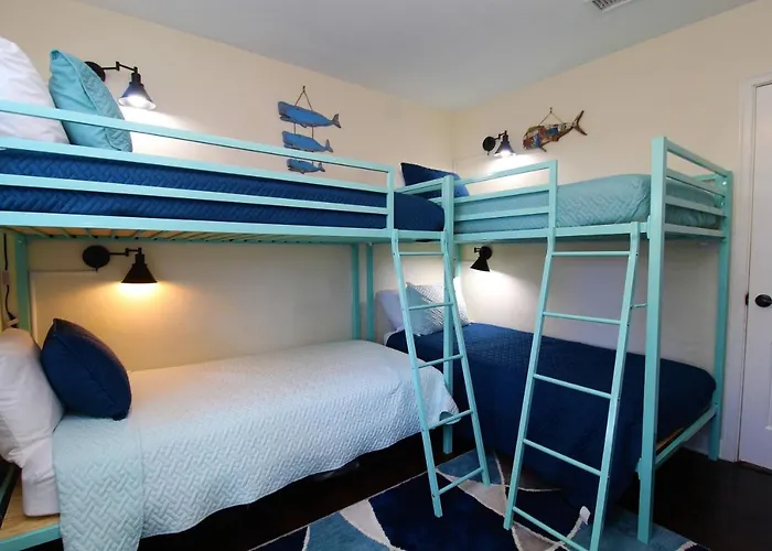 Beachy For Family Fun! Walk To Beach! Holiday home Pensacola