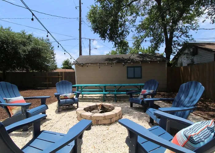 Beachy For Family Fun! Walk To Beach! Holiday home *