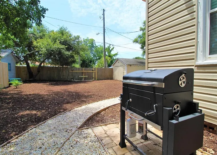 Holiday home Beachy For Family Fun! Walk To Beach! *