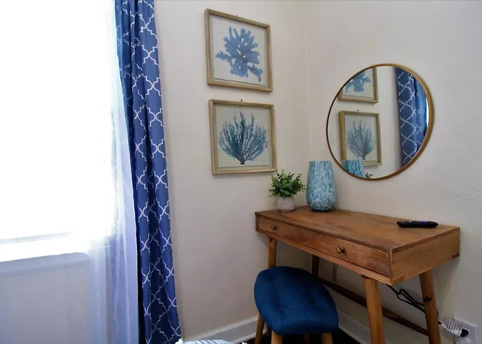 Beachy For Family Fun! Walk To Beach! Holiday home Pensacola