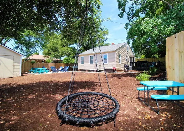 Holiday home Beachy For Family Fun! Walk To Beach!