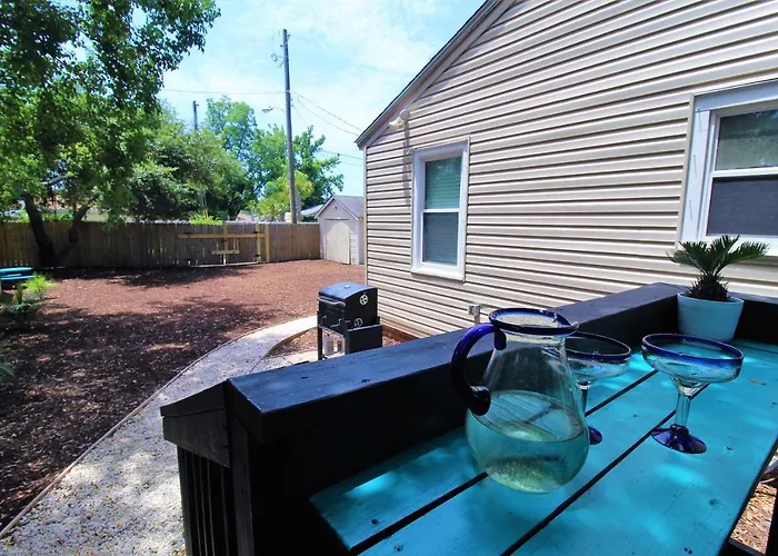 Holiday home Beachy For Family Fun! Walk To Beach! *