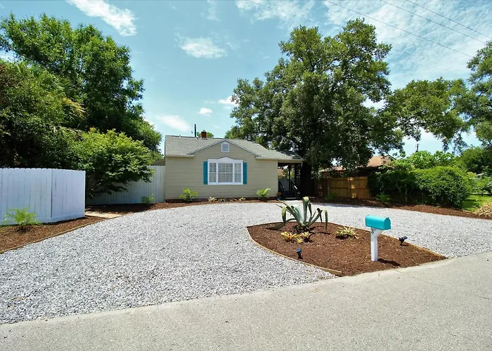Holiday home Beachy For Family Fun! Walk To Beach! Pensacola